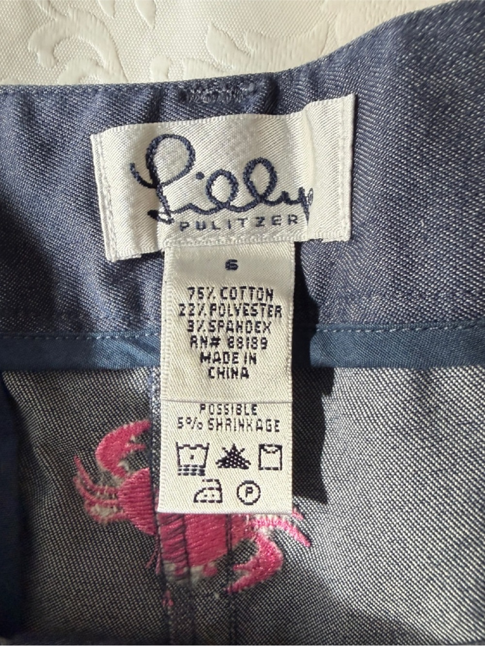 Lilly Pulitzer Navy Blue Denim Crop Pants with Pink Crab Embroidery. Size 6 - Picture 7 of 10
